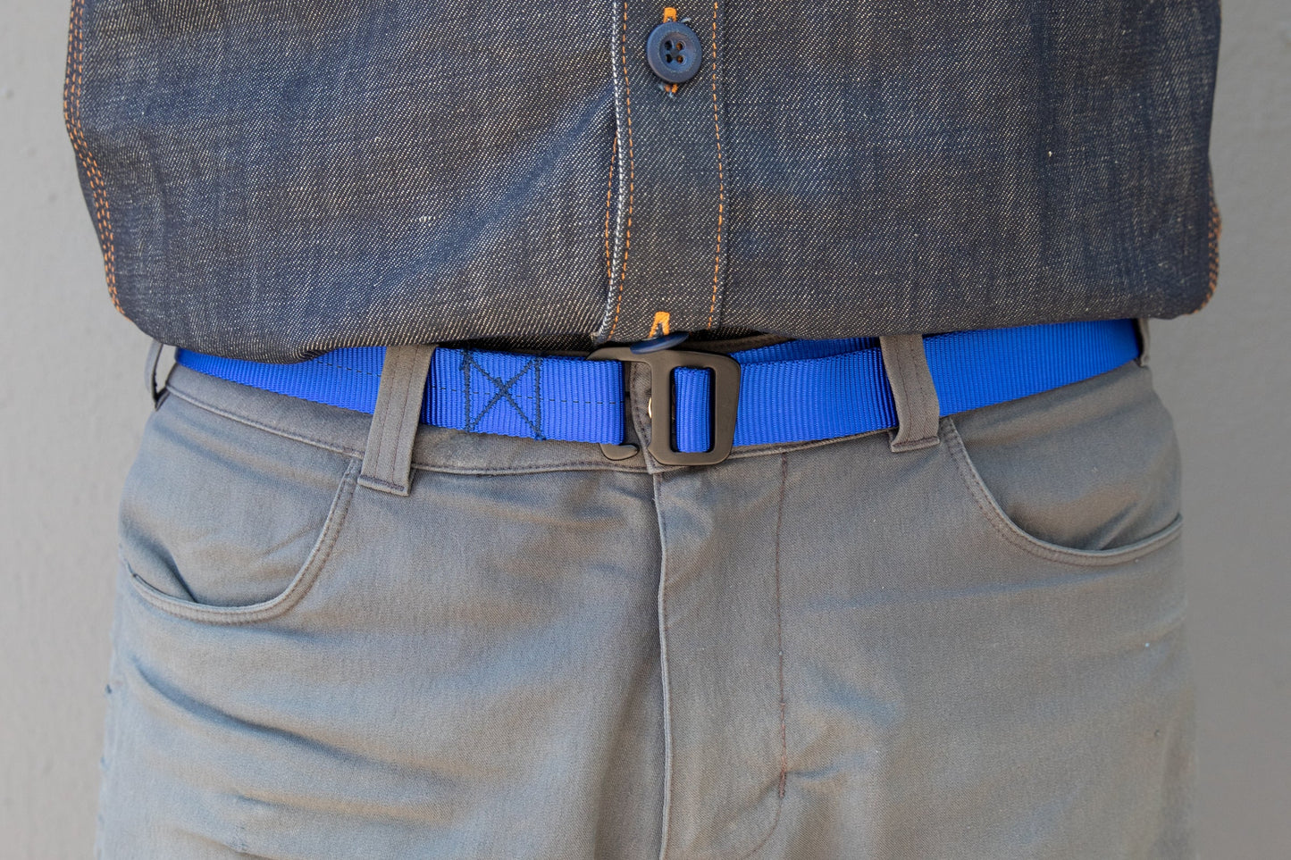 matt is wearing the 1" belt in vivid blue.