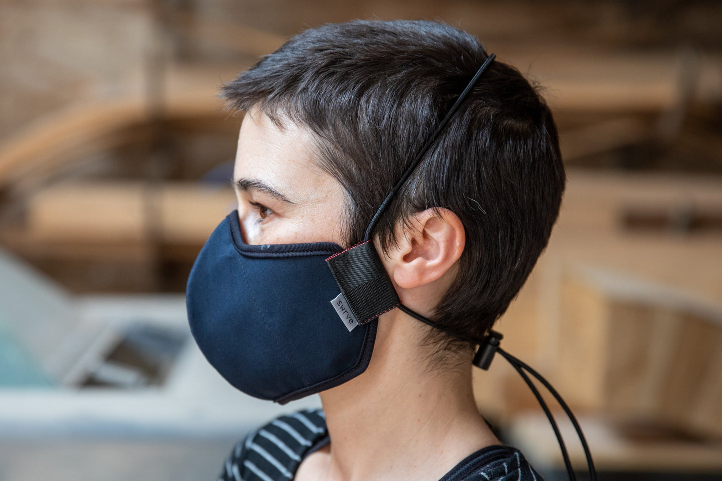 Roxy is wearing the mid-summer cotton mask in navy