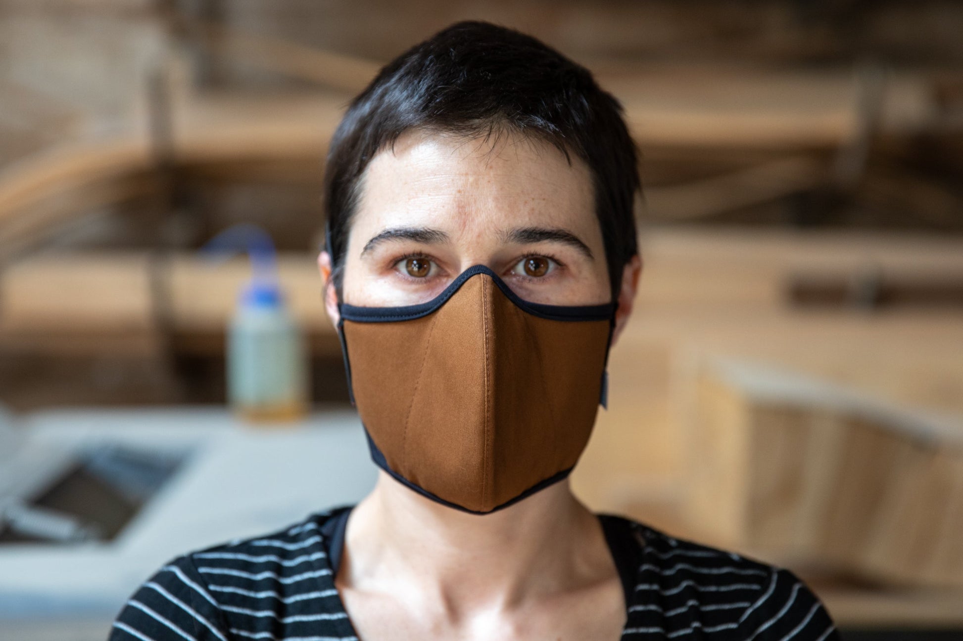 Roxy is wearing the mid-summer cotton mask in cocoa