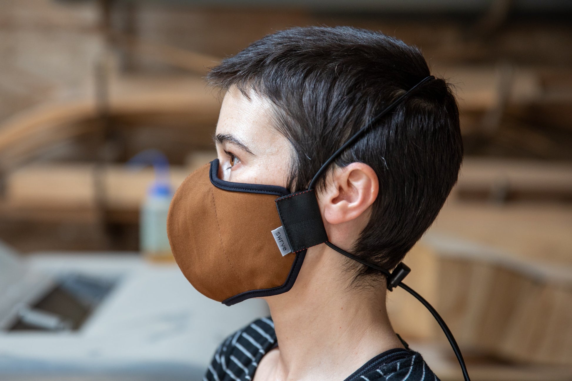 Roxy is wearing the mid-summer cotton mask in cocoa