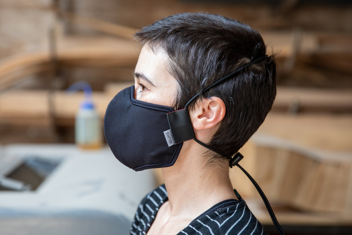 Roxy is wearing the mid-summer cotton mask in black